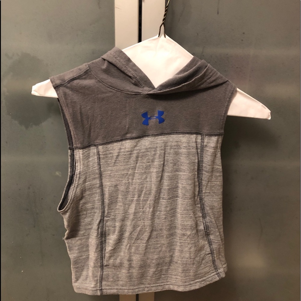 🐶🦐UA sleeveless shirt
